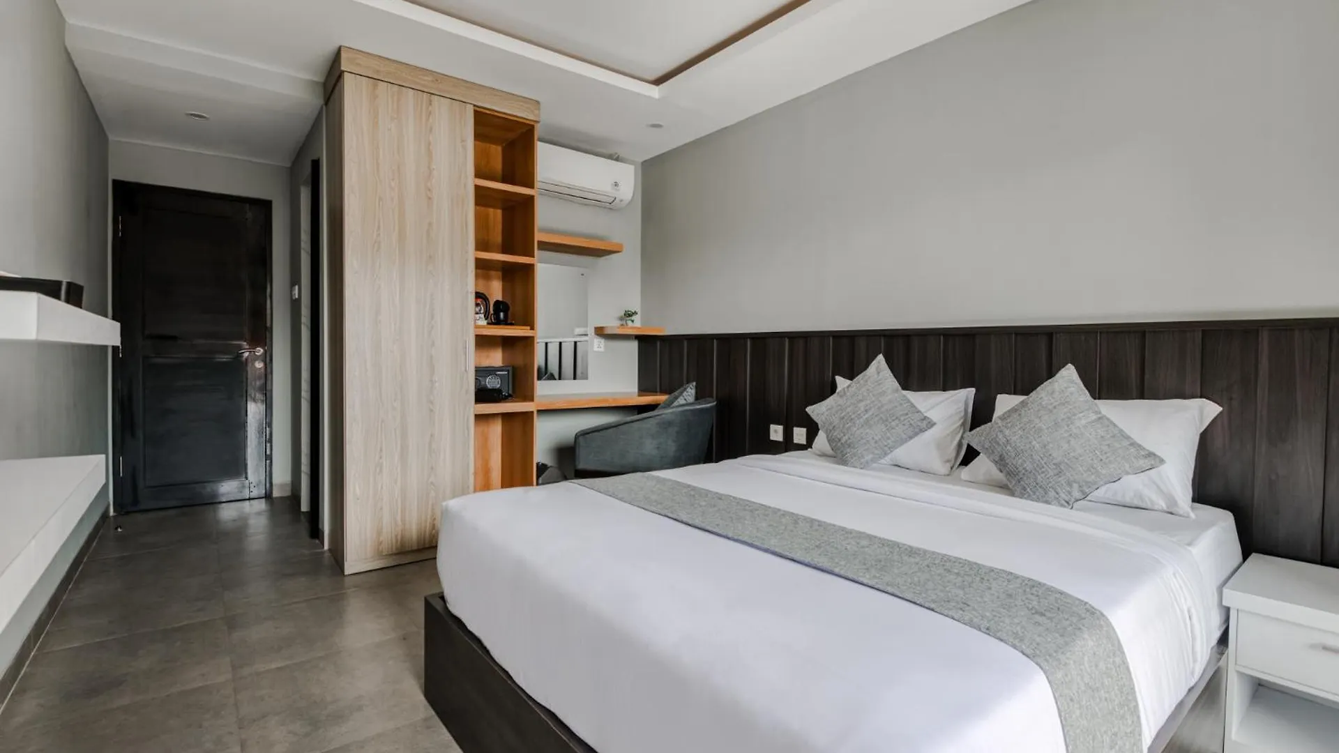 Djenek Seminyak Hotel