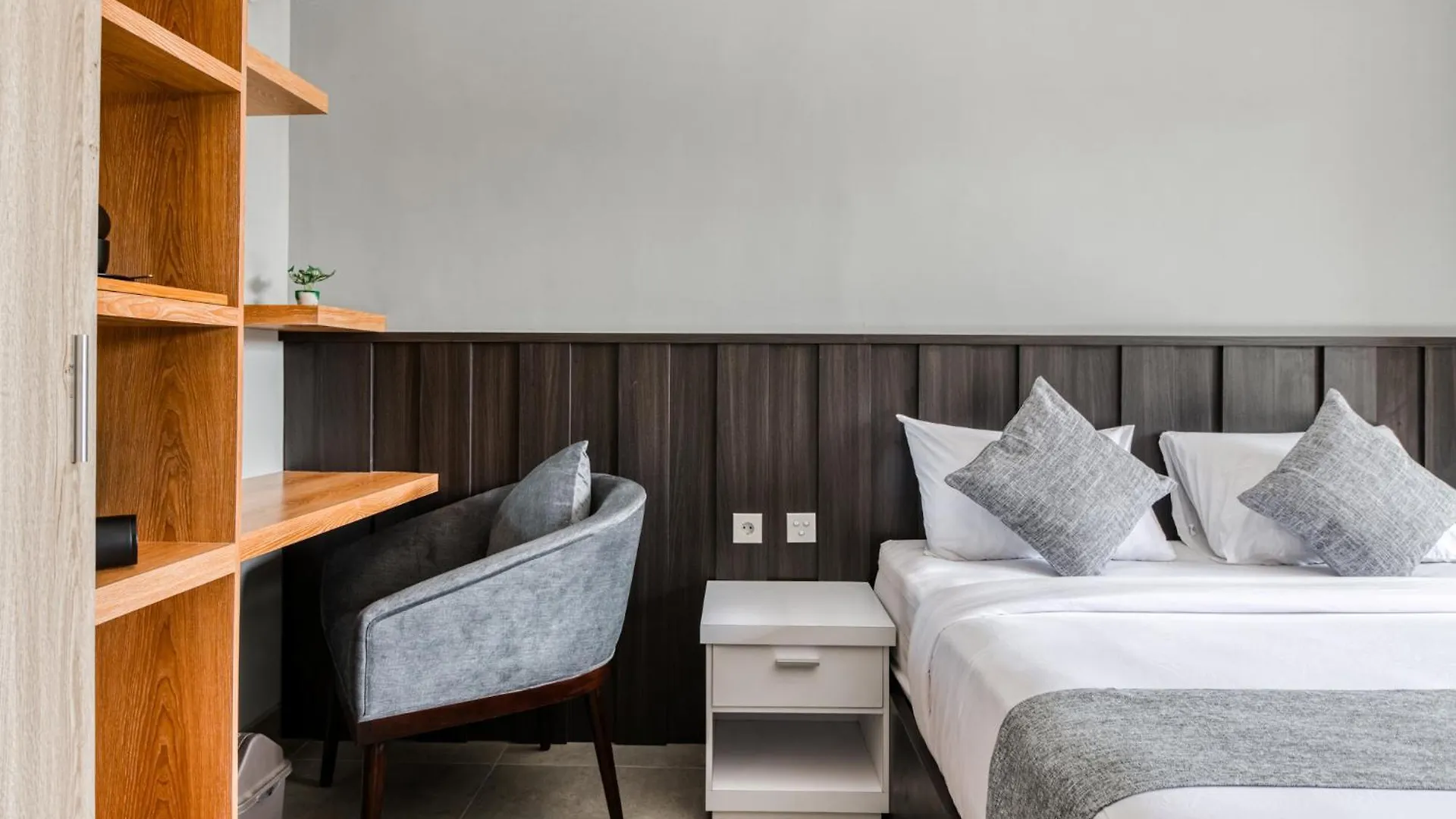 Guest house Djenek Seminyak Hotel